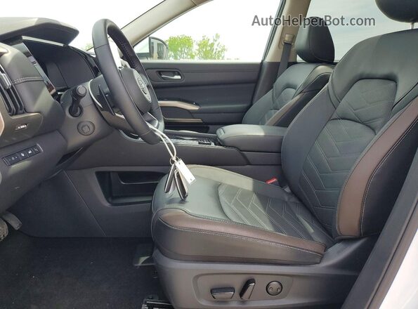 5N1DR3DK9SC215944 2025 NISSAN PATHFINDER White Vista interior delantera