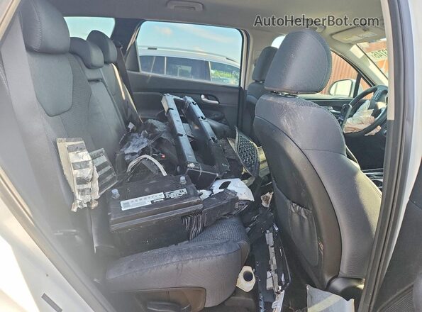 5NMS2CADXLH150398 2020 HYUNDAI SANTA White Rear seats view
