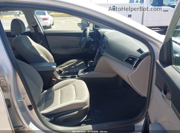 5NPD74LF1HH189003 2017 HYUNDAI ELANTRA Серебряный Вид салона спереди