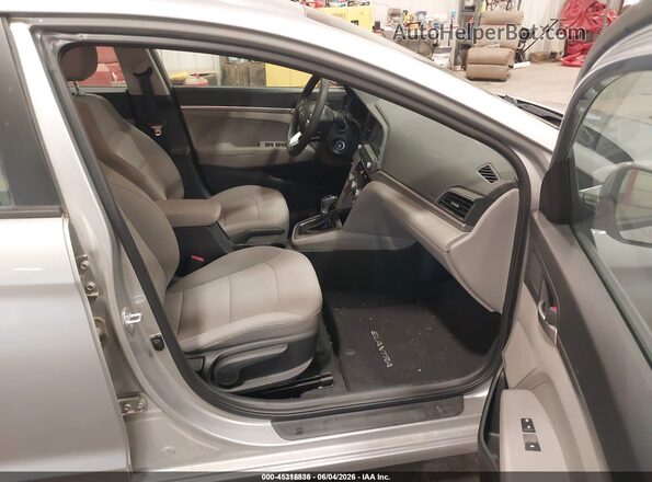 5NPD74LF1LH601591 2020 HYUNDAI ELANTRA Серебряный Вид салона спереди