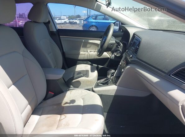 5NPD74LF2HH110261 2017 HYUNDAI ELANTRA Серебряный Вид салона спереди