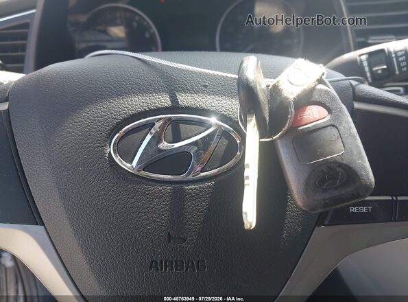 5NPD74LF2HH110261 2017 HYUNDAI ELANTRA Серебряный Вид панели приборов