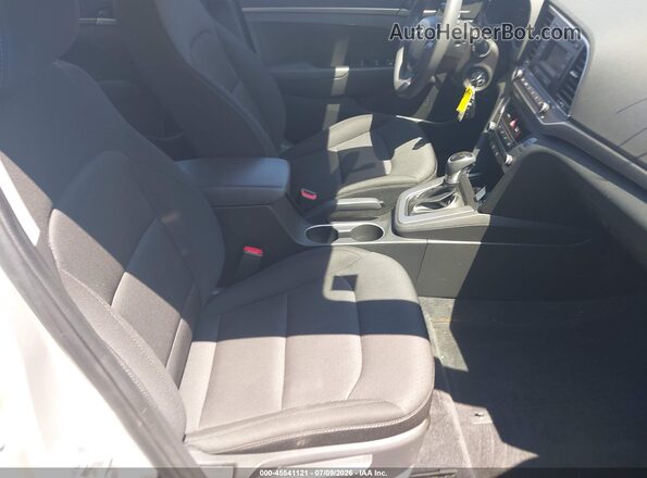 5NPD74LF5JH277946 2018 HYUNDAI ELANTRA Серебряный Вид салона спереди