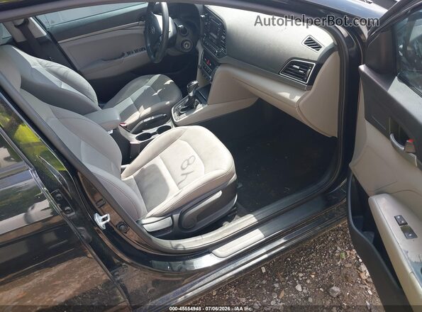 5NPD74LF6HH113406 2017 HYUNDAI ELANTRA Черный Вид салона спереди