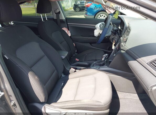 5NPD74LFXJH286996 2018 HYUNDAI ELANTRA Gray Front interior view