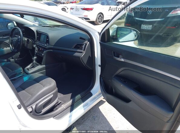 5NPD84LF0HH027540 2017 HYUNDAI ELANTRA White Вид салону спереду