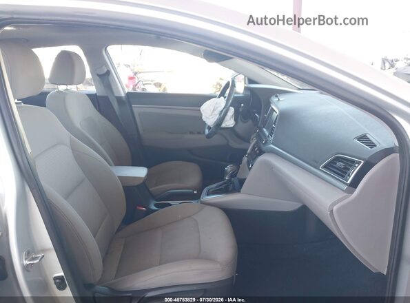 5NPD84LF0JH298328 2018 HYUNDAI ELANTRA Серебряный Вид салона спереди
