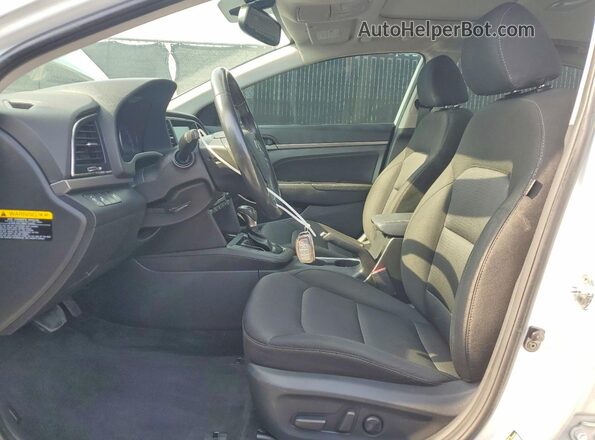 5NPD84LF2HH205223 2017 HYUNDAI ELANTRA Белый Вид салона спереди