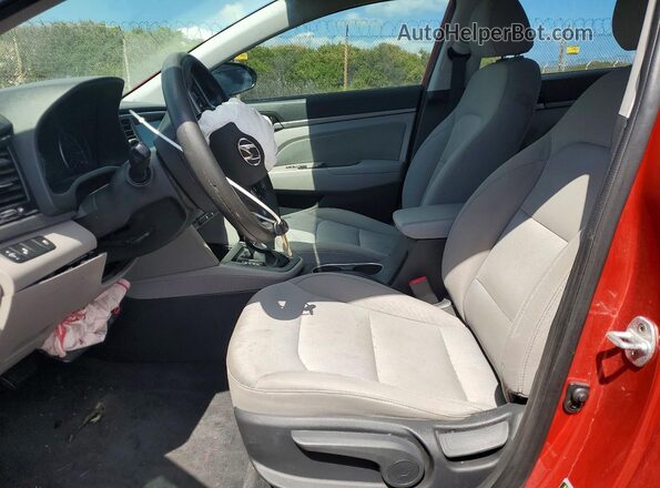 5NPD84LF2JH289890 2018 HYUNDAI ELANTRA Красный Вид салона спереди