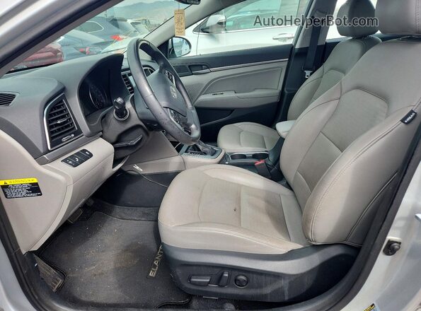 5NPD84LF3HH035423 2017 HYUNDAI ELANTRA Серебряный Вид салона спереди