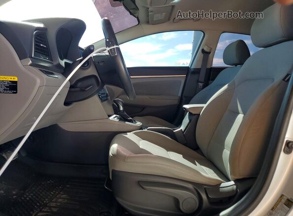 5NPD84LF3HH042968 2017 HYUNDAI ELANTRA Silver Вид салону спереду