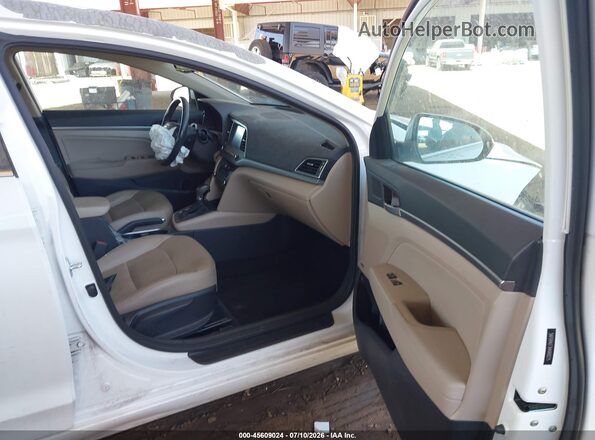 5NPD84LF3HH068275 2017 HYUNDAI ELANTRA Белый Вид салона спереди