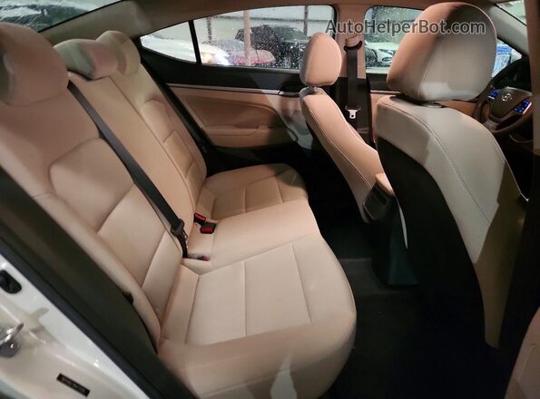 5NPD84LF3HH177559 2017 HYUNDAI ELANTRA Silver Widok tylnych siedzeń