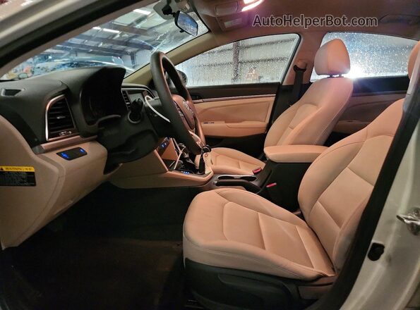 5NPD84LF3HH177559 2017 HYUNDAI ELANTRA Silver Widok wnętrza z przodu
