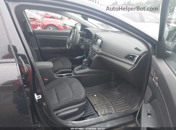 5NPD84LF3JH396219 2018 HYUNDAI ELANTRA Black Вид салону спереду