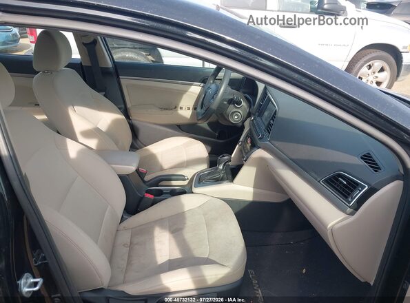 5NPD84LF4HH138592 2017 HYUNDAI ELANTRA Black Вид салону спереду