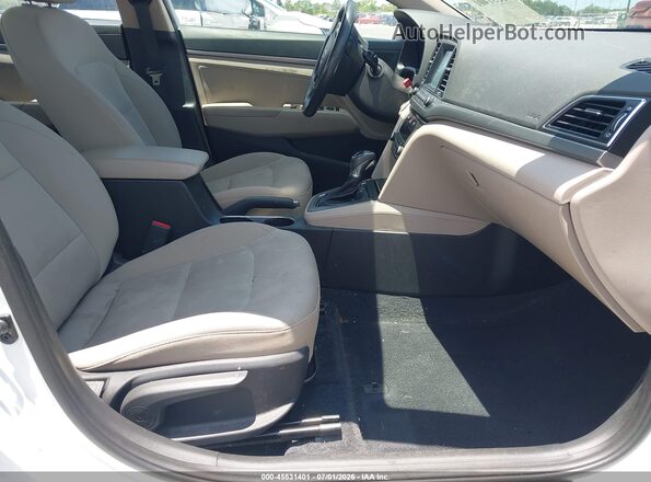 5NPD84LF4JH391336 2018 HYUNDAI ELANTRA Белый Вид салона спереди