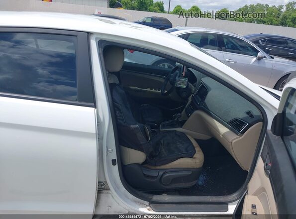 5NPD84LF5HH038355 2017 HYUNDAI ELANTRA White Вид салону спереду