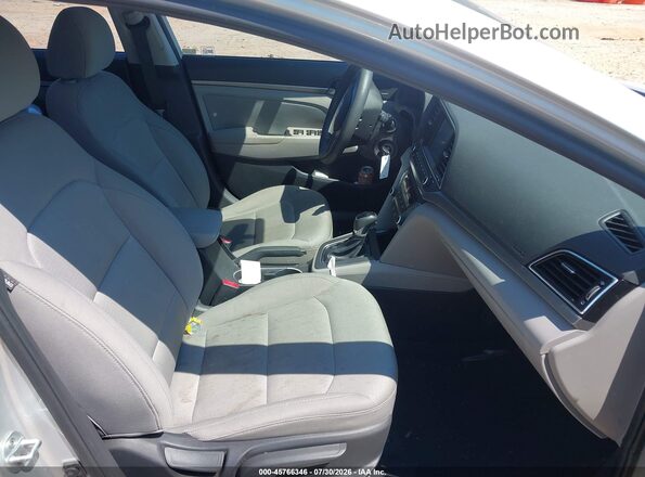 5NPD84LF5HH128766 2017 HYUNDAI ELANTRA Серебряный Вид салона спереди