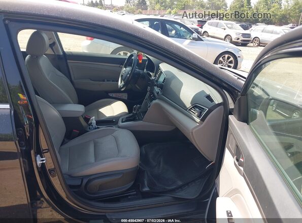 5NPD84LF7HH024814 2017 HYUNDAI ELANTRA Черный Вид салона спереди