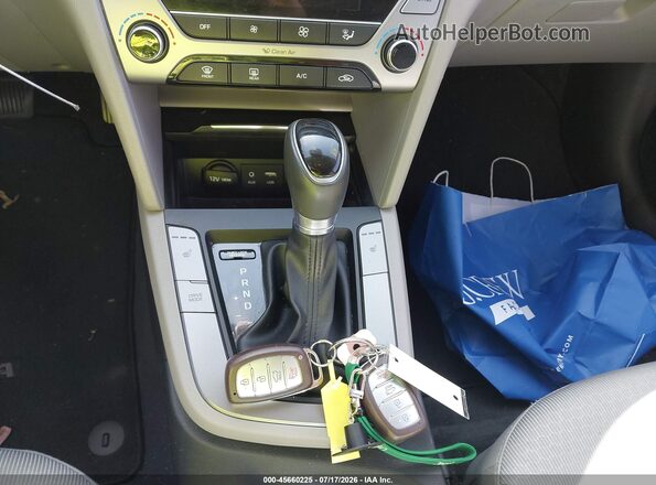 5NPD84LF8JH257851 2018 HYUNDAI ELANTRA Black Widok deski rozdzielczej