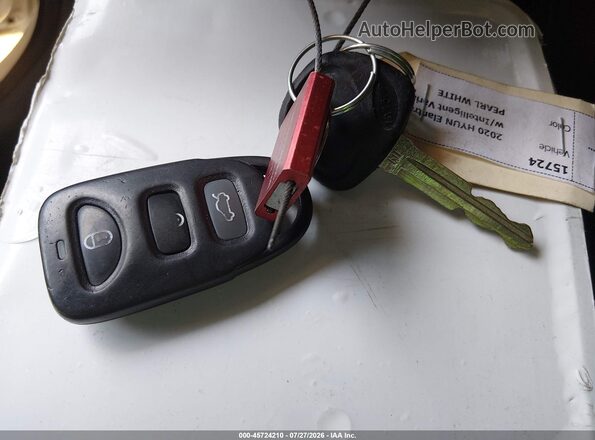 5NPD84LF8LH570854 2020 HYUNDAI ELANTRA Белый Вид панели приборов