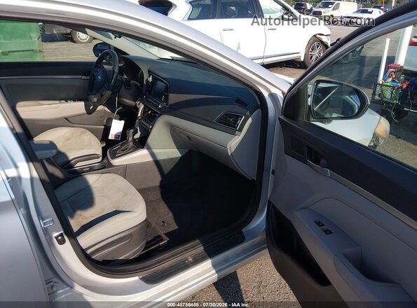 5NPD84LF9HH060309 2017 HYUNDAI ELANTRA Silver Widok wnętrza z przodu