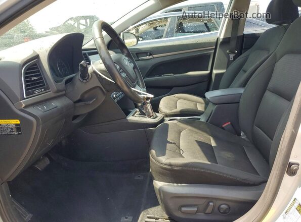 5NPD84LF9HH139639 2017 HYUNDAI ELANTRA Серебряный Вид салона спереди