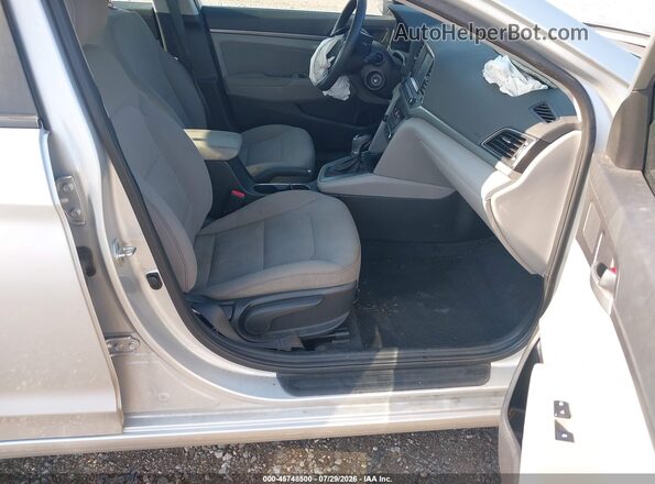 5NPD84LF9JH243442 2018 HYUNDAI ELANTRA Серебряный Вид салона спереди