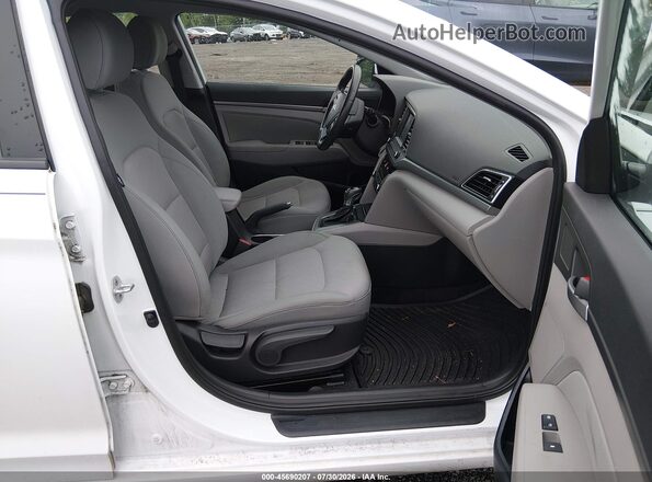 5NPD84LFXHH057113 2017 HYUNDAI ELANTRA Белый Вид салона спереди