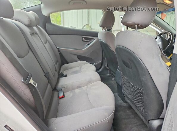 5NPDH4AE3GH665144 2016 HYUNDAI ELANTRA White Widok tylnych siedzeń