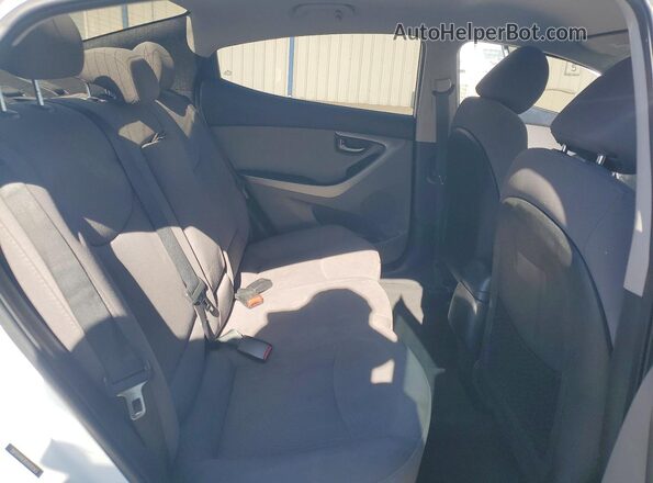 5NPDH4AE8GH695563 2016 HYUNDAI ELANTRA White Widok tylnych siedzeń