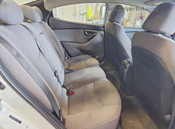 5NPDH4AE9GH736461 2016 HYUNDAI ELANTRA White Vista de los asientos traseros