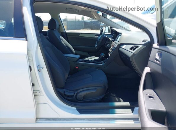 5NPE24AA9JH682833 2018 HYUNDAI SONATA White Вид салону спереду