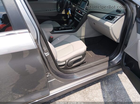 5NPE24AA9JH698952 2018 HYUNDAI SONATA Серый Вид салона спереди
