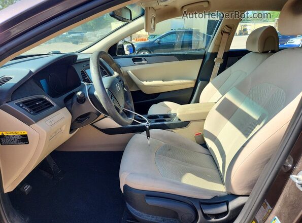 5NPE24AF0HH499407 2017 HYUNDAI SONATA Charcoal Вид салону спереду
