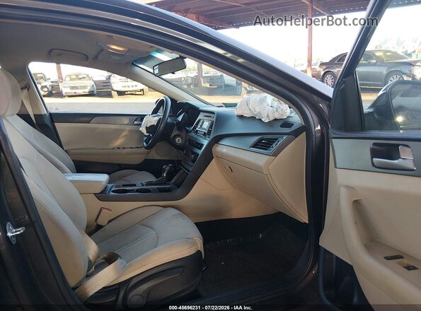 5NPE24AF0HH538190 2017 HYUNDAI SONATA Brown Widok wnętrza z przodu