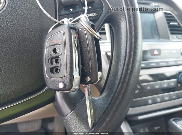 5NPE24AF0HH540151 2017 HYUNDAI SONATA Белый Вид панели приборов