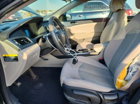 5NPE24AF0HH557953 2017 HYUNDAI SONATA Черный Вид салона спереди