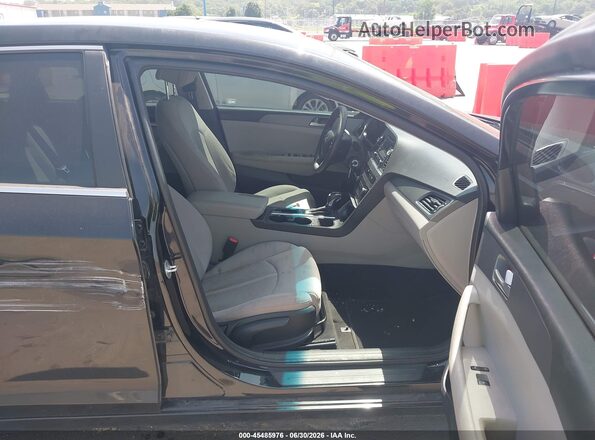 5NPE24AF0HH570511 2017 HYUNDAI SONATA Black Front interior view