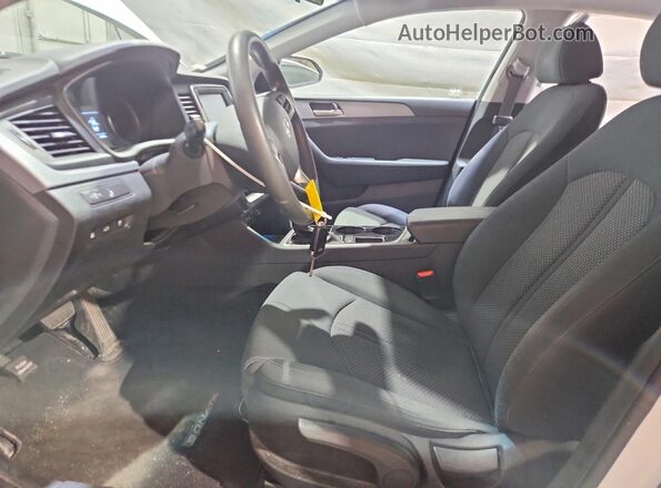 5NPE24AF0JH599996 2018 HYUNDAI SONATA White Front interior view
