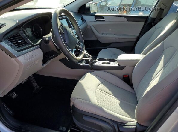 5NPE24AF0KH800605 2019 HYUNDAI SONATA Silver Front interior view