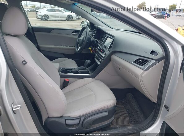 5NPE24AF0KH800846 2019 HYUNDAI SONATA Silver Front interior view