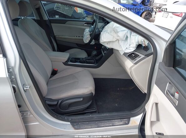 5NPE24AF0KH804993 2019 HYUNDAI SONATA Серебряный Вид салона спереди