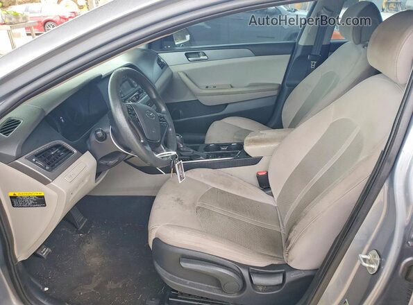 5NPE24AF1HH560490 2017 HYUNDAI SONATA Silver Front interior view
