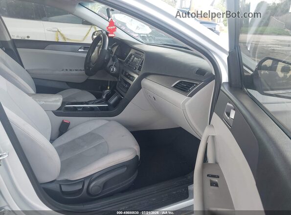 5NPE24AF1HH563955 2017 HYUNDAI SONATA Silver Widok wnętrza z przodu
