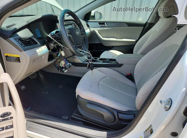 5NPE24AF1HH572087 2017 HYUNDAI SONATA White წინა სალონის ხედი