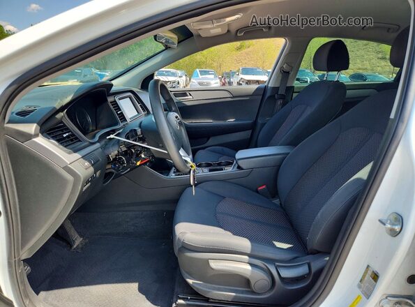 5NPE24AF1JH685155 2018 HYUNDAI SONATA White Вид салону спереду