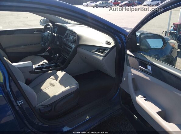5NPE24AF2HH493057 2017 HYUNDAI SONATA Blue Front interior view