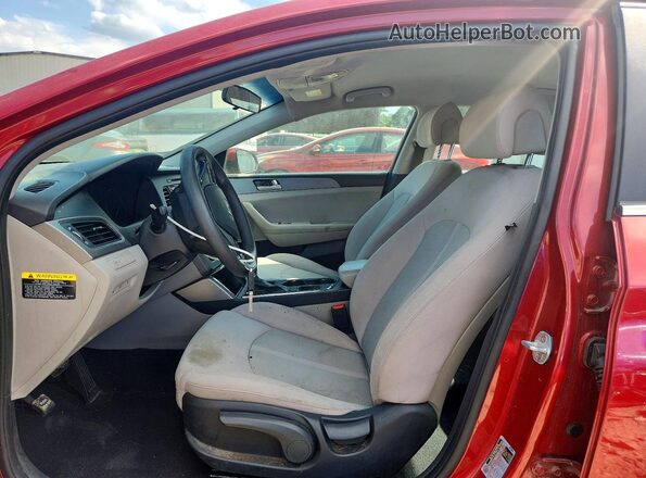 5NPE24AF2HH516322 2017 HYUNDAI SONATA Красный Вид салона спереди